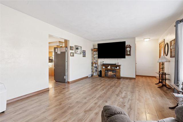 1104 East 2nd St, Vinton, IA 52349