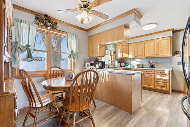 1104 East 2nd St, Vinton, IA 52349