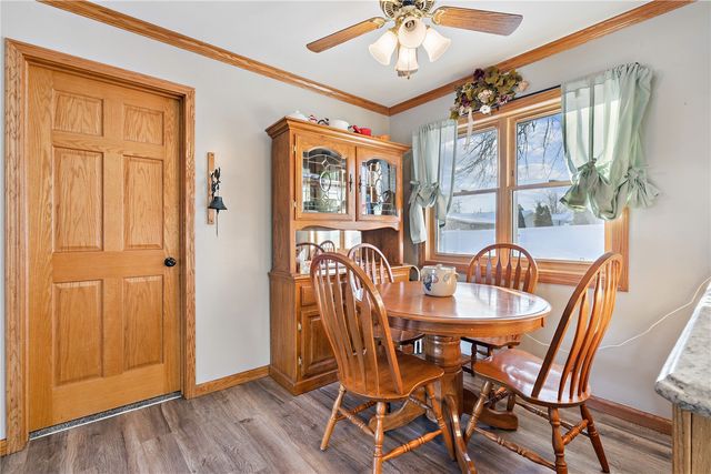 1104 East 2nd St, Vinton, IA 52349