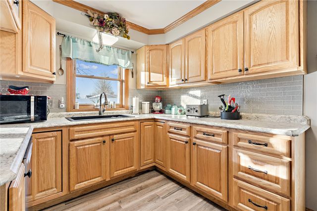 1104 East 2nd St, Vinton, IA 52349