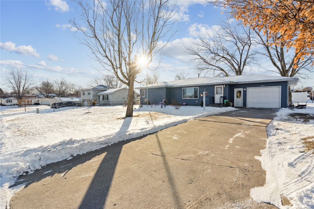 1104 East 2nd St, Vinton, IA 52349