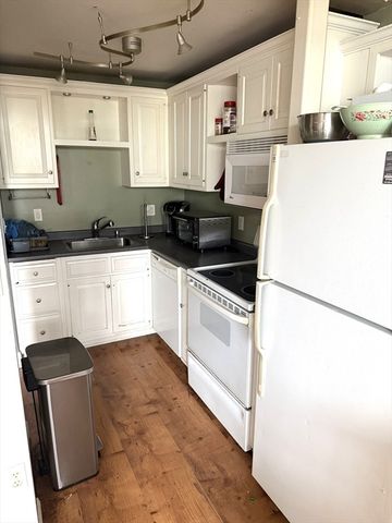 201 Thorndike St 2-27, Lowell, MA 01852