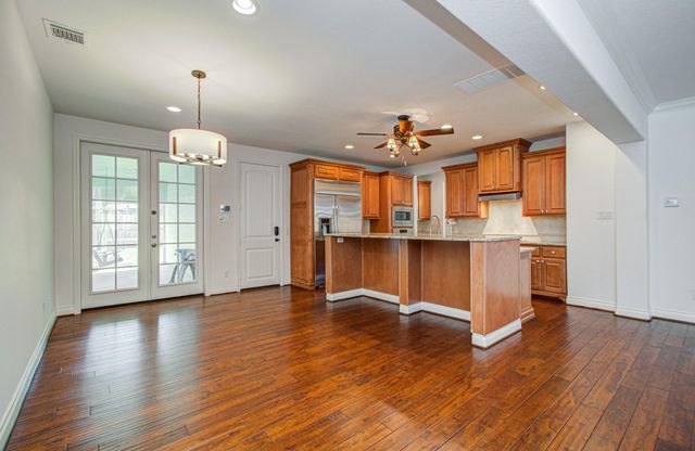6621 N Main Street, Houston, TX 77009