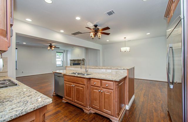 6621 N Main Street, Houston, TX 77009