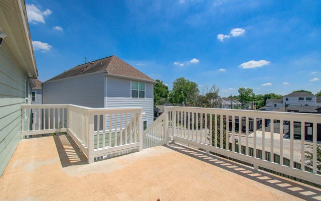 6621 N Main Street, Houston, TX 77009