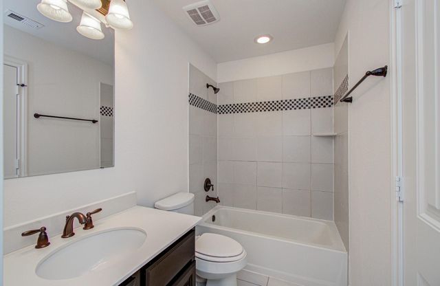 6621 N Main Street, Houston, TX 77009