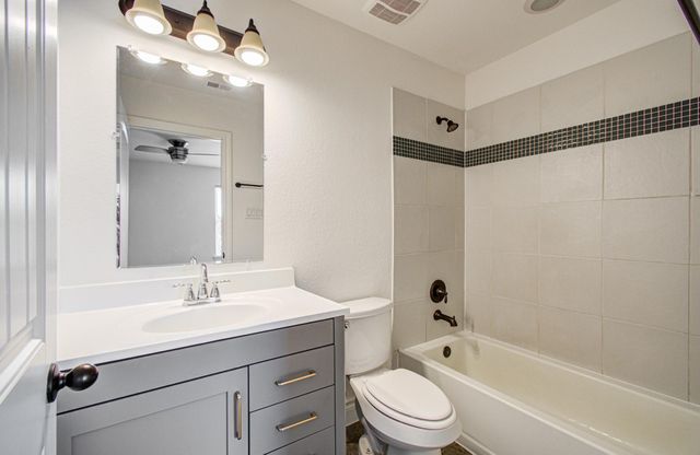 6621 N Main Street, Houston, TX 77009