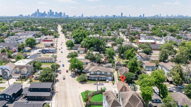 6621 N Main Street, Houston, TX 77009