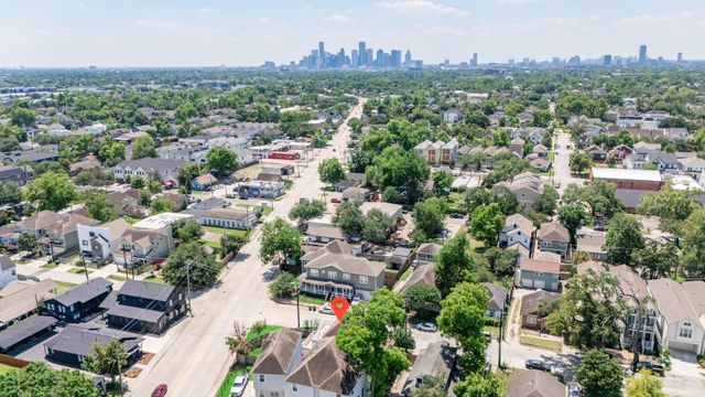 6621 N Main Street, Houston, TX 77009