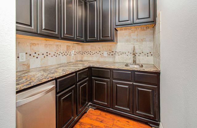 6621 N Main Street, Houston, TX 77009