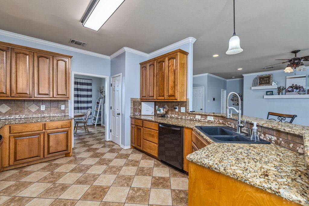 Image 10 of property listing at 5805 Lyndhurst Drive, San Angelo, TX 76901