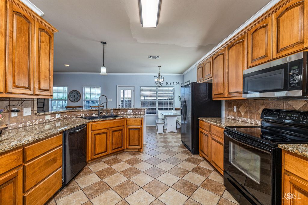 Image 11 of property listing at 5805 Lyndhurst Drive, San Angelo, TX 76901