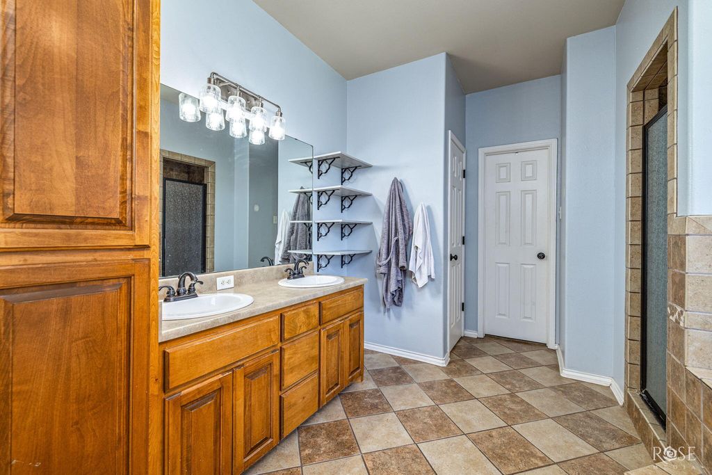 Image 15 of property listing at 5805 Lyndhurst Drive, San Angelo, TX 76901