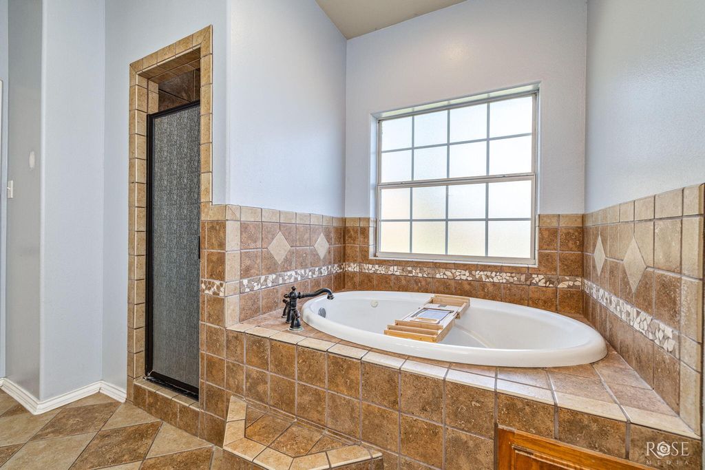 Image 16 of property listing at 5805 Lyndhurst Drive, San Angelo, TX 76901