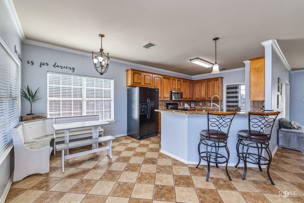 Image 9 of property listing at 5805 Lyndhurst Drive, San Angelo, TX 76901