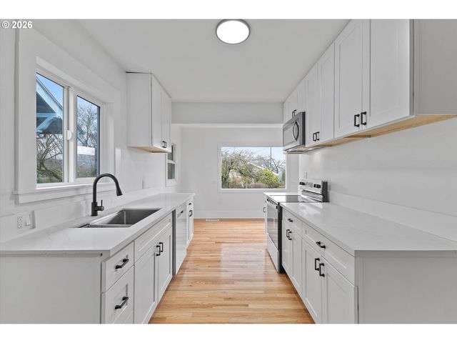 625 N STAFFORD St, Portland, OR 97217