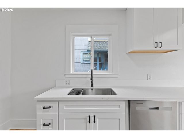 625 N STAFFORD St, Portland, OR 97217