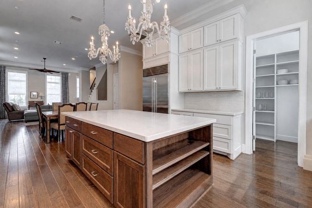 709 Somerset Commons Lane, Houston, TX 77055