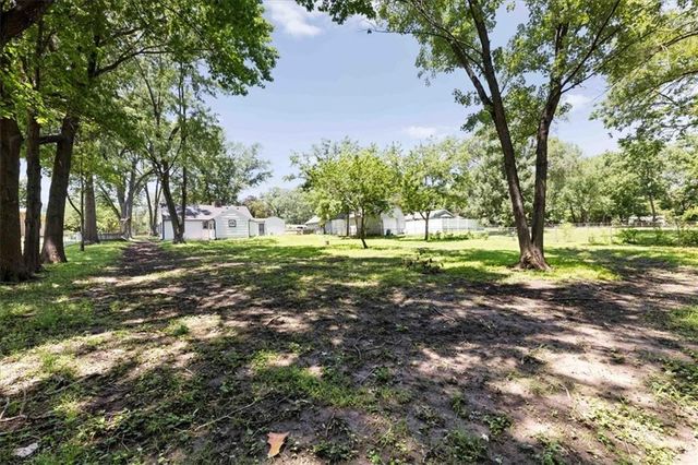 8005 Harris Avenue, Kansas City, MO 64138