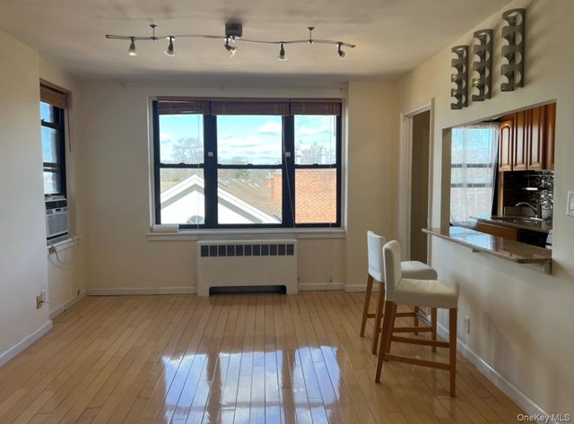 1 Maple Drive 3H, Great Neck, NY 11021