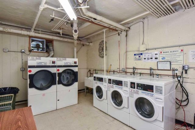 1 Maple Drive 3H, Great Neck, NY 11021