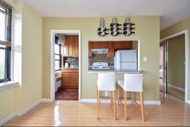 1 Maple Drive 3H, Great Neck, NY 11021