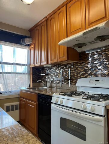 1 Maple Drive 3H, Great Neck, NY 11021