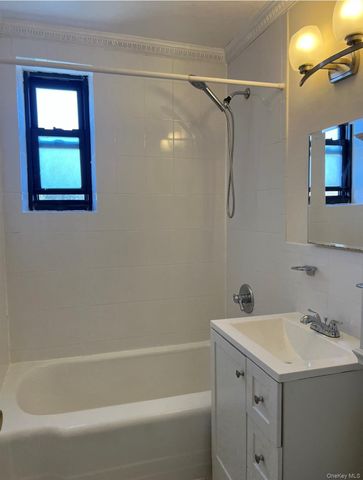 1 Maple Drive 3H, Great Neck, NY 11021