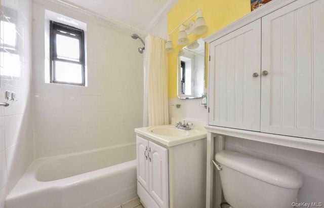 1 Maple Drive 3H, Great Neck, NY 11021