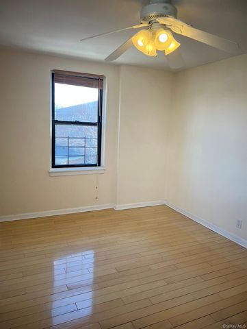 1 Maple Drive 3H, Great Neck, NY 11021