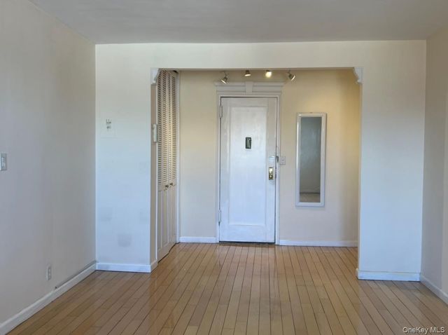 1 Maple Drive 3H, Great Neck, NY 11021