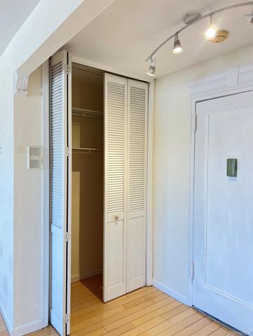 1 Maple Drive 3H, Great Neck, NY 11021