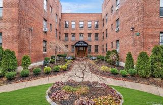 1 Maple Drive 3H, Great Neck, NY 11021