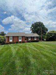 1715 Bondale Place, Charlotte, NC 28216