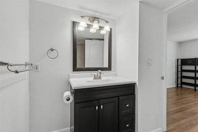 2998 NW 48th Terrace 432, Lauderdale Lakes, FL 33313