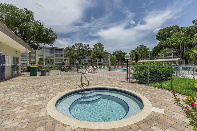 2998 NW 48th Terrace 432, Lauderdale Lakes, FL 33313