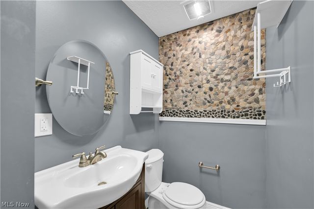 17024 Hunting Meadows Drive, Strongsville, OH 44136