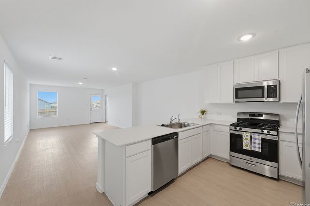 5717 MANGAS CIR, Seguin, TX 78155