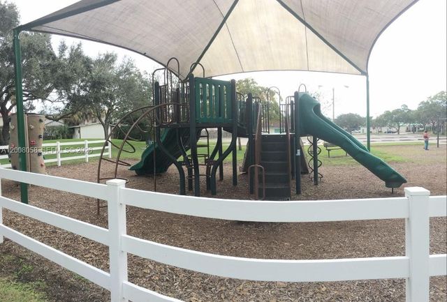 40 Chestnut Cir, Cooper City, FL 33026