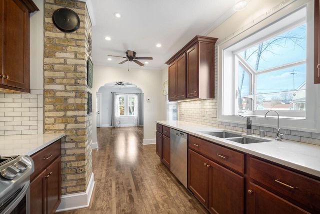 2415 9th AVENUE, South Milwaukee, WI 53172