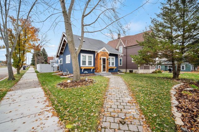 2415 9th AVENUE, South Milwaukee, WI 53172