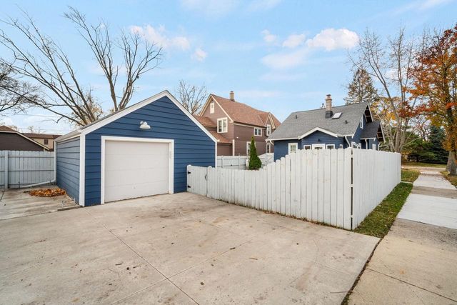 2415 9th AVENUE, South Milwaukee, WI 53172