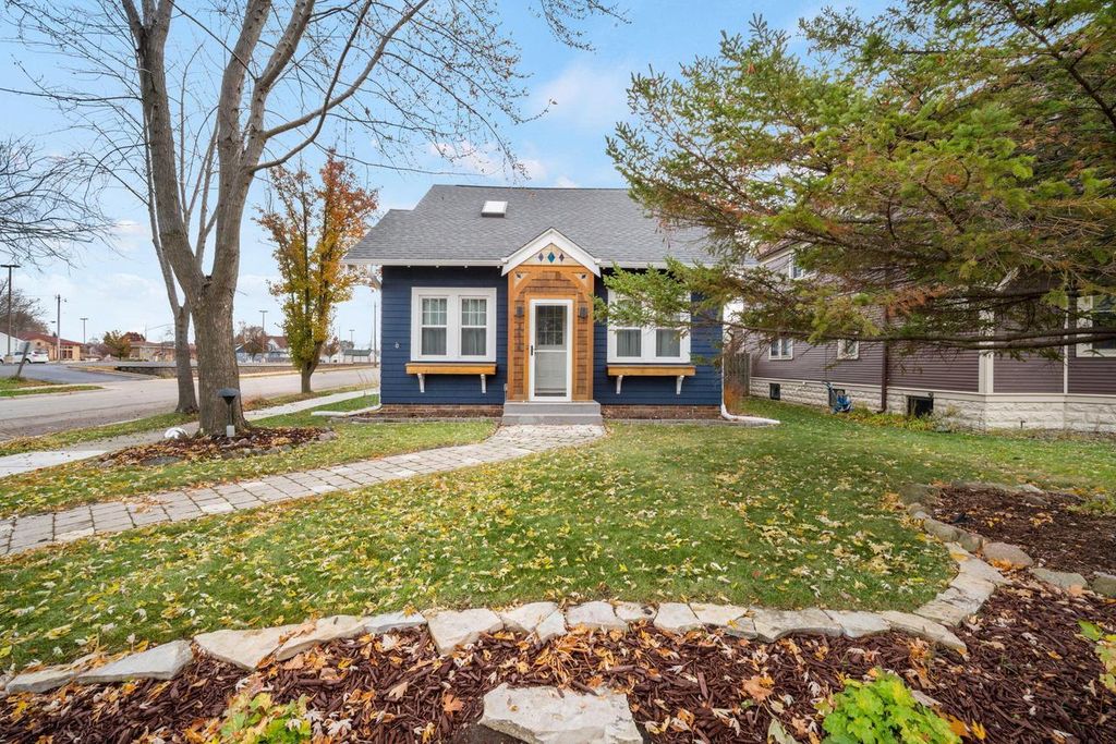 2415 9th AVENUE, South Milwaukee, WI 53172