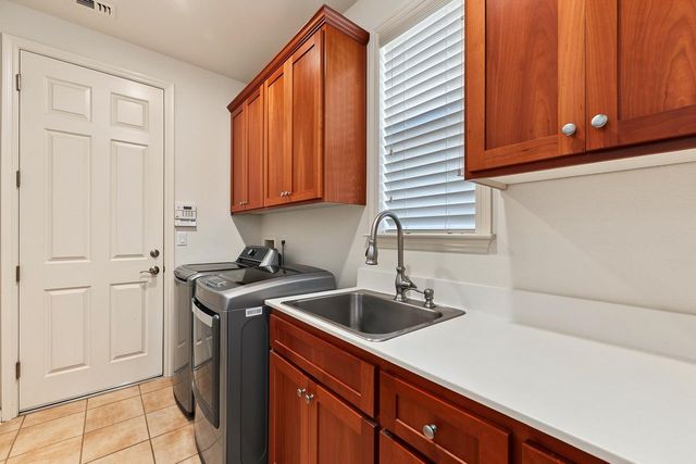 561 Fresian Dr, Oakdale, CA 95361