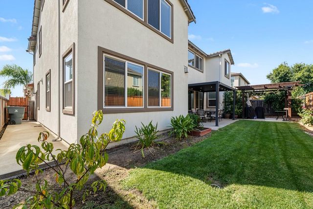 561 Fresian Dr, Oakdale, CA 95361