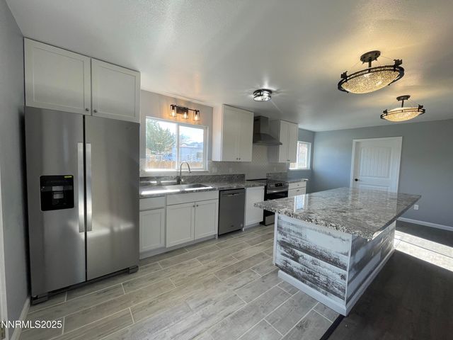 370 Connelly St, Hawthorne, NV 89415