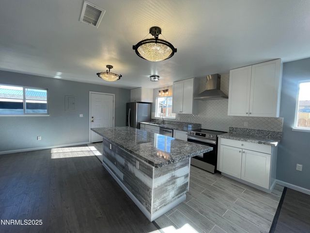 370 Connelly St, Hawthorne, NV 89415