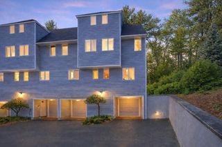 921 Sherwood Forest Ln 921, Saugus, MA 01906