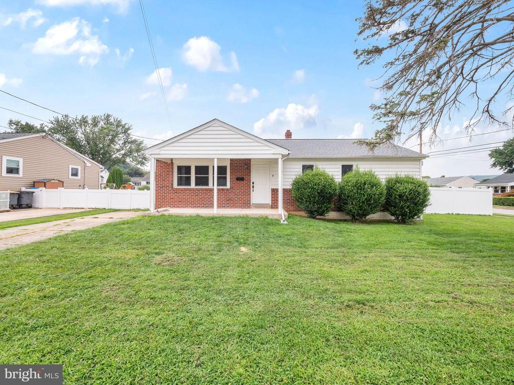 8 ROCK RAYMOND RD, Downingtown, PA 19335