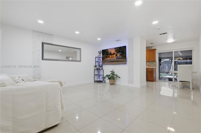 6641 Freedom St, Hollywood, FL 33024